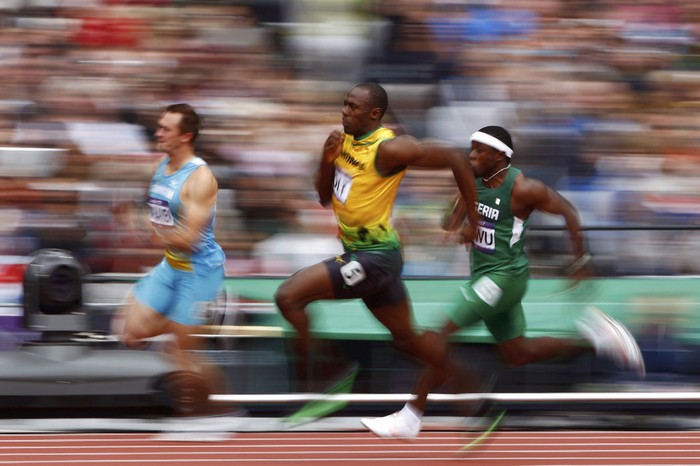 'Tia chớp đen" Usain Bolt thi đấu vòng loại 200m nam.